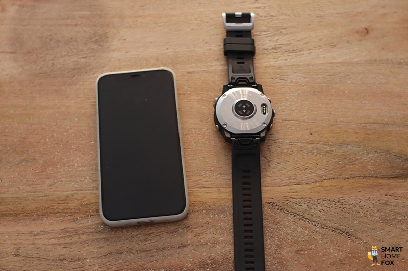 Man sieht die Rückseite der Garmin Fenix 7.